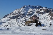 81 Rifugio Cazzaniga sullo sfondo dello Zuccone Campelli